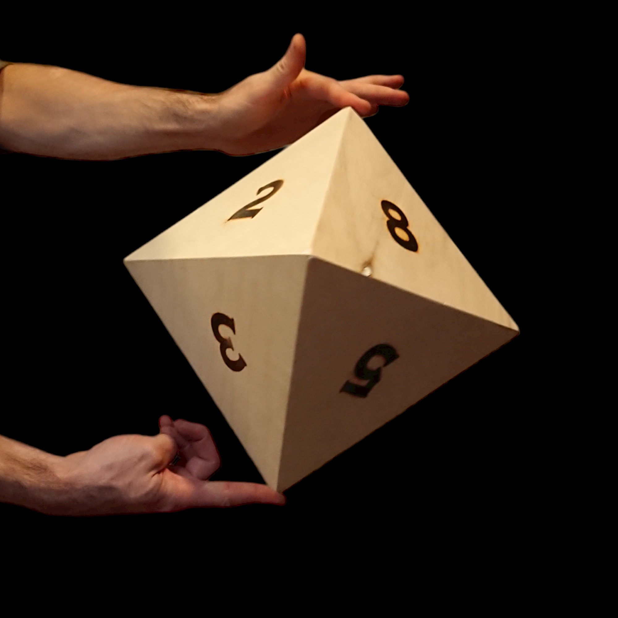 Dado gigante D8 de 8 caras con números marcados con hierros candentes.  Octaedro de tamaño real. - Etsy México, image size:2000x2000