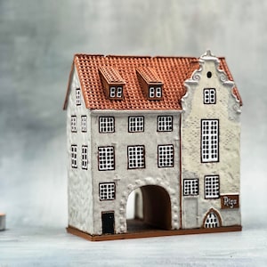 Ceramiczny ręcznie robiony świecznik typu tealight, miniatura oryginalnej bramy szwedzkiej w Rydze, dekoracja półki „Dom słodki dom” ceramiczna lampa