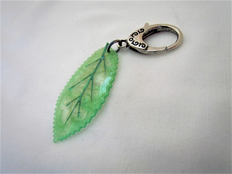 Green Leaf Resin Keychain Green Shimmer Leaf Glitter Leaf Keychain Bag Charm Resin Art Leaf Keychain Gifts for her Nature lover gift