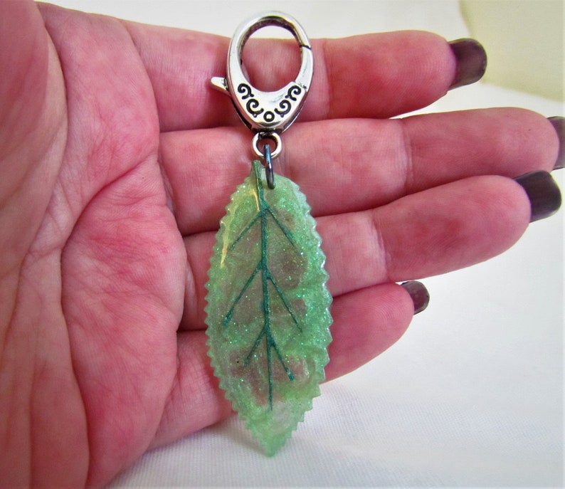 Green Leaf Resin Keychain Green Shimmer Leaf Glitter Leaf Keychain Bag Charm Resin Art Leaf Keychain Gifts for her Nature lover gift