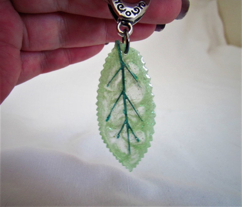 Green Leaf Resin Keychain Green Shimmer Leaf Glitter Leaf Keychain Bag Charm Resin Art Leaf Keychain Gifts for her Nature lover gift