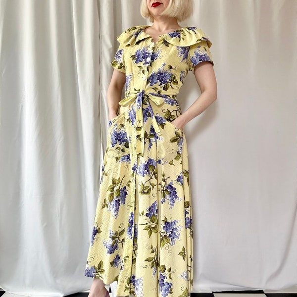 Vintage 1930s Grape Novelty Print Seersucker Cotton Ruffle Collar Midi Dress with Pockets - S / M