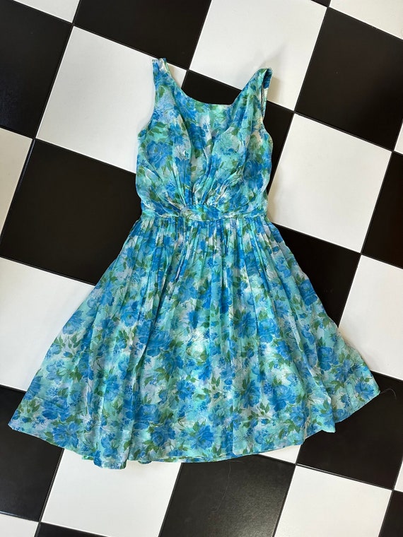 Vintage 1950s Dreamy Blue Floral Print Sleeveless… - image 9
