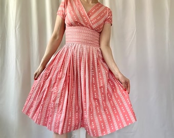 Vintage '40s / '50s Salmon Pink Floral Lace Print Cotton V Neck Dress - XS