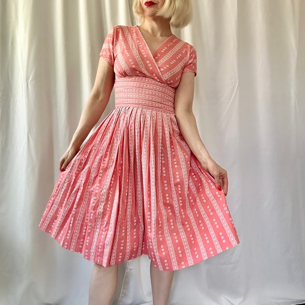 Vintage '40s / '50s Salmon Pink Floral Lace Print Cotton V Neck Dress - XS