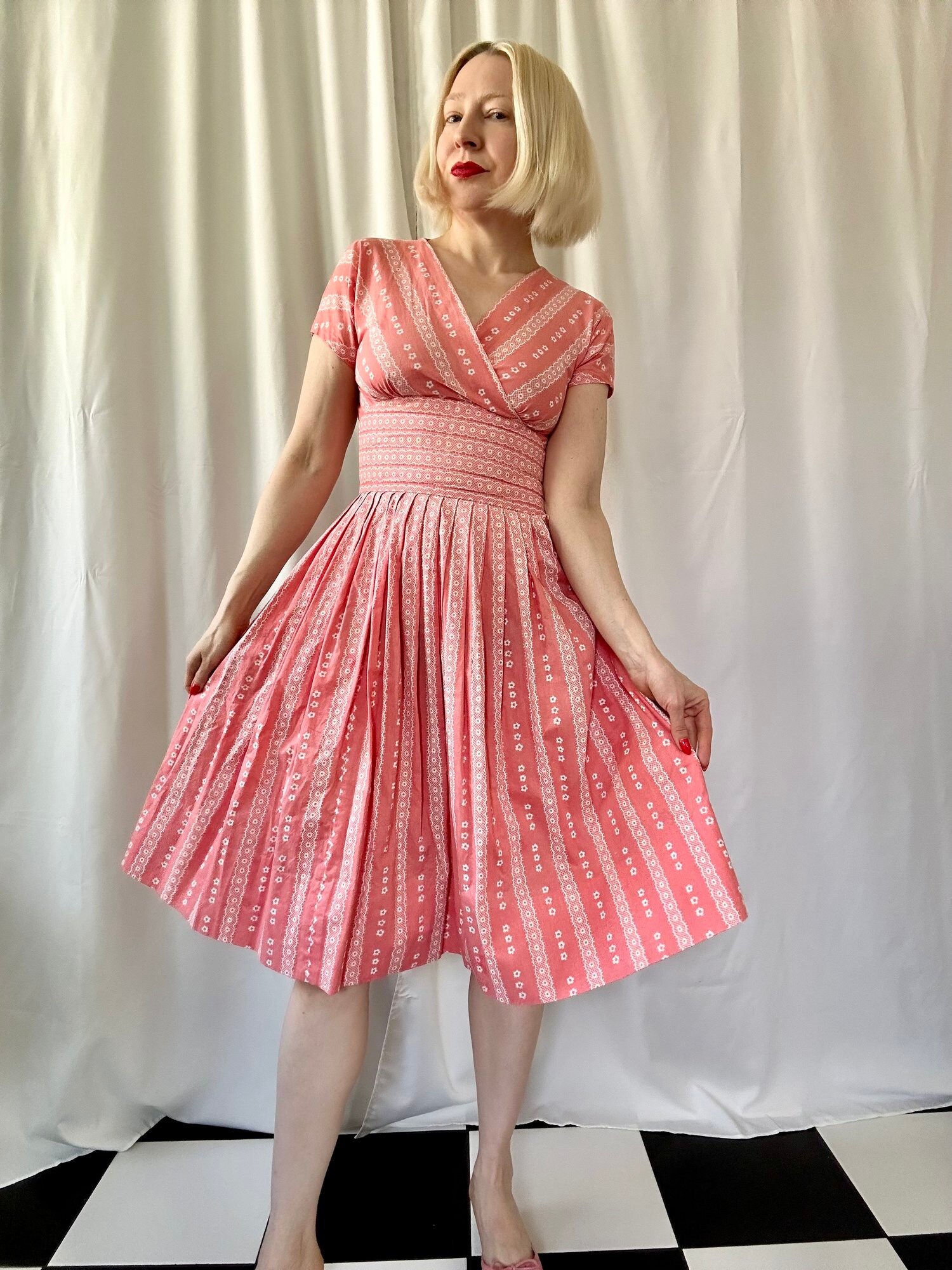 Vintage '40s / '50s Salmon Pink Floral Lace Print Cotton V Vintage '40s / '50s Salmon Pink Floral Lace Print Cotton V