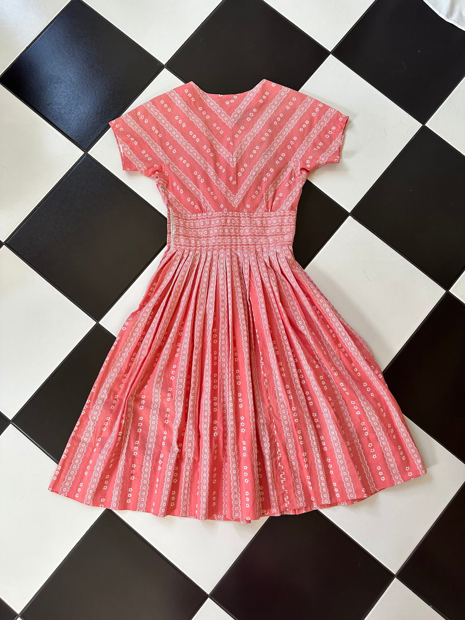 Vintage '40s / '50s Salmon Pink Floral Lace Print Cotton V Vintage '40s / '50s Salmon Pink Floral Lace Print Cotton V