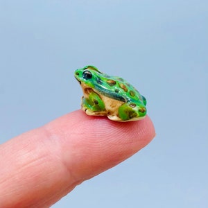 Miniature Ceramic Green Stretching Frog 