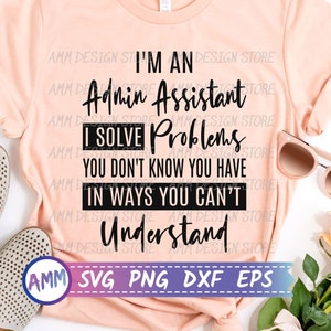 Puede incluir: Una camiseta de color melocotón con texto negro que dice "Soy una asistente administrativa Resuelvo problemas que no sabes que tienes de maneras que no puedes entender". El texto está centrado en la camiseta. La camiseta está colocada sobre una superficie blanca con un par de zapatos beige y gafas de sol.