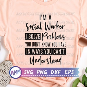 Puede incluir: Una camiseta de color melocotón con texto negro que dice "Soy un trabajador social Resuelvo problemas que no sabes que tienes De una manera que no puedes entender". El texto está rodeado de las palabras "AMM Design Store" en una fuente más pequeña. La camiseta está colocada sobre una superficie blanca con un par de zapatos blancos, gafas de sol y flores rosas.