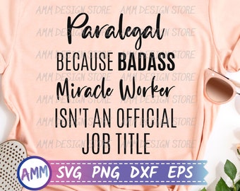Könnte beinhalten: Ein pfirsichfarbenes T-Shirt mit dem Text "Paralegal because badass miracle worker isn't an official job title" in Schwarz. Der Text ist umgeben von den Worten "AMM Design Store" in einer kleineren Schriftart. Das Bild zeigt außerdem einen weißen Hintergrund mit einer Sonnenbrille, einem Strauß rosa Rosen und zwei weißen Schuhen.