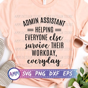 Könnte beinhalten: Ein pinkfarbenes T-Shirt mit dem Text "Admin Assistant = Helping Everyone Else Survive Their Workday, Everyday" in Schwarz. Der Text ist mittig auf dem Shirt platziert. Das Shirt liegt flach auf einer weißen Oberfläche mit einem Paar beiger Schuhe, einer Sonnenbrille und einem Strauß rosa Blumen.