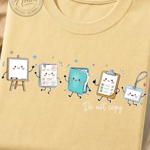 Könnte beinhalten: Ein blassgelbes T-Shirt mit Rundhalsausschnitt und einer Grafik von fünf anthropomorphen Schulartikeln, darunter ein Whiteboard, ein benotetes Blatt, ein blauer Ordner, ein Klemmbrett und ein Ausweis. Der Text "Do not copy" steht in Weiß.