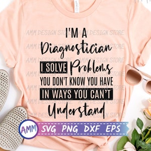 Puede incluir: Una camiseta de color melocotón con texto negro que dice "Soy un diagnosticador Resuelvo problemas que no sabes que tienes de maneras que no puedes entender". El texto está centrado en la camiseta. La camiseta está colocada sobre una superficie blanca con un par de zapatos grises y gafas de sol.