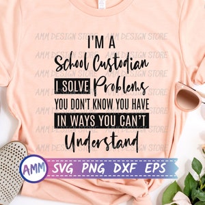 Puede incluir: Una camiseta color melocotón con el texto "I'M A School Custodian I SOLVE Problems YOU DON'T KNOW YOU HAVE IN WAYS YOU CAN'T UNDERSTAND." La imagen incluye gafas de sol, zapatos y flores.