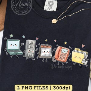 以下が含まれることがあります： 黒いTシャツで、擬人化された5つのオフィスアイテムのグラフィックプリントが施されています。ライトブルーのノートパソコン、グレーのファイルキャビネット、白いカレンダー、オレンジの固定電話、黄色いファイルフォルダーが描かれており、すべて笑顔の表情をしています。