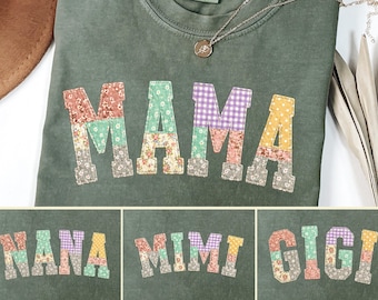 Patchwork Floral Mama PNG-bundel, imitatiegeborduurd moedershirt, Grandma Core PNG, Cottagecore Varsity Mom, pastelkleurige gingham-ruit, 4 ontwerpen
