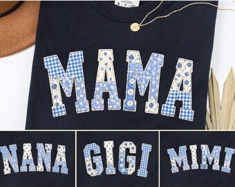 Patchwork Floral Mama PNG-bundel, Grandma Core png, imitatiegeborduurd moedershirt, Cottagecore Varsity Mom, blauwe Toile-patchwork, 4 ontwerpen png