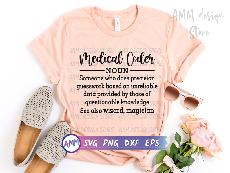 Może przedstawiać: R&oacute;żowy T-shirt z napisem "Medical Coder" i definicją tego terminu. Tekst brzmi: "RZECZOWNIK Ktoś, kto dokonuje precyzyjnych przypuszczeń w oparciu o zawodne dane dostarczone przez osoby o wątpliwej wiedzy. Zobacz także czarodziej, magik."