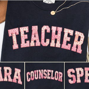 Może przedstawiać: Granatowa bluza z napisem "TEACHER" w różowych literach z patchworku. Dodatkowe obrazy pokazują "PARA", "COUNSELOR" i "SPED" w tym samym stylu. Widoczny jest również złoty naszyjnik i brązowy kapelusz.