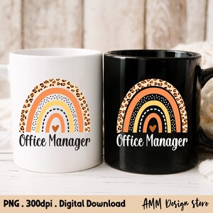 Pode incluir: Duas canecas de caf&eacute; com um design de arco-&iacute;ris e o texto "Office Manager". O arco-&iacute;ris &eacute; laranja, amarelo e branco com contorno preto e uma borda de estampa de leopardo marrom. As canecas s&atilde;o brancas e pretas.