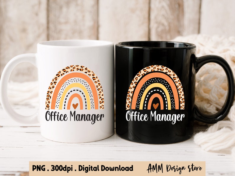 Pode incluir: Duas canecas de caf&eacute; com um design de arco-&iacute;ris e o texto "Office Manager". O arco-&iacute;ris &eacute; laranja, amarelo e branco com contorno preto e uma borda de estampa de leopardo marrom. As canecas s&atilde;o brancas e pretas.