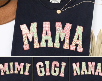 Patchwork Floral Mama PNG-bundel, Grandma Core png, namaakgeborduurd moedershirt, Cottagecore Varsity Mom, roze gingham bloemen, 4 ontwerpen, 4 ontwerpen png