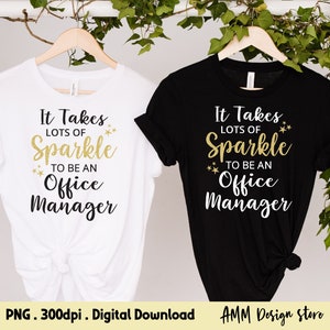 Pode incluir: Duas camisetas com o texto "&Eacute; preciso muito brilho para ser um gerente de escrit&oacute;rio" em letras douradas brilhantes em uma camiseta branca e preta.