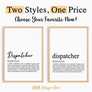 Op de afbeelding: Twee afdrukbare kunstprints met de definitie van het woord "dispatcher" in twee verschillende stijlen. Het woord "dispatcher" staat in een vetgedrukte, cursieve lettertype. De definitie staat in een kleiner, sans-serif lettertype. De prints zijn ingelijst in een licht houten lijst.