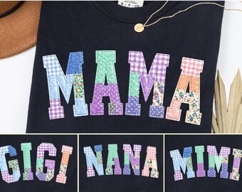 Patchwork Floral Mama PNG-bundel, Grandma Core PNG, namaakgeborduurd moedershirt, Cottagecore Varsity Mom, pastel patchwork gingang, 4 ontwerpen