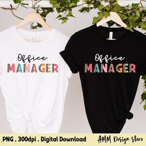 Pode incluir: Duas camisetas com o texto "Office Manager" em letras pretas com um design colorido e estampado. As camisetas s&atilde;o brancas e pretas.