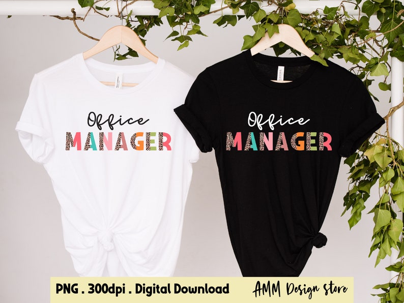 Pode incluir: Duas camisetas com o texto "Office Manager" em letras pretas com um design colorido e estampado. As camisetas s&atilde;o brancas e pretas.