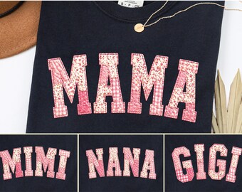 Patchwork Floral Mama PNG-bundel, Grandma Core png, namaakgeborduurd moedershirt, Cottagecore Varsity Mom, roze coquette bloemen, 4 ontwerpen png