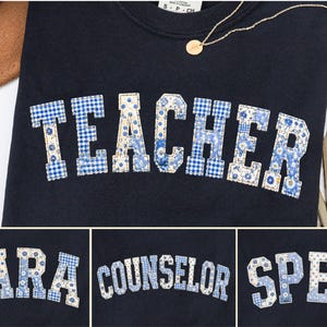 Może przedstawiać: Granatowa bluza z napisem "TEACHER" w literach patchwork. Litery to mieszanka niebieskiej kraty i wzorów kwiatowych. Dodatkowe zdjęcia pokazują bluzy z napisami "PARA", "COUNSELOR" i "SPED" w tym samym stylu.