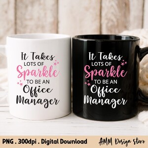 Pode incluir: Duas canecas de caf&eacute; com o texto "&Eacute; preciso muita luz para ser um gerente de escrit&oacute;rio" em letras pretas com brilho de purpurina rosa. Uma caneca &eacute; branca e a outra &eacute; preta.