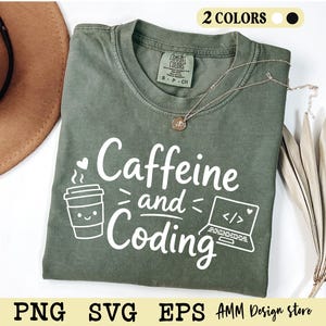 Könnte beinhalten: Ein olivgrünes Kurzarm-T-Shirt mit weißem Aufdruck Caffeine and Coding. Das Design zeigt eine lächelnde Kaffeetasse und einen Laptop mit Code-Klammern auf dem Bildschirm. Eine dünne goldene Halskette liegt auf dem T-Shirt.