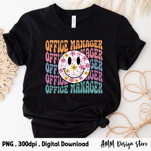 Pode incluir: Camiseta preta com o texto "OFFICE MANAGER" repetido em um padr&atilde;o de arco-&iacute;ris com um rosto sorridente floral no centro.
