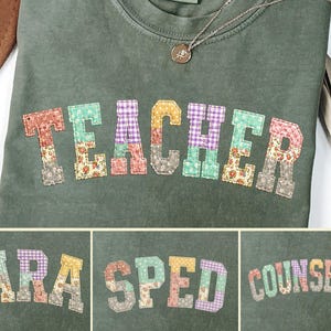 Può includere: T-shirt verde oliva con la scritta "TEACHER" in lettere patchwork colorate. L'immagine mostra anche le parole "PARA", "SPED" e "COUNSELOR" nello stesso stile. Visibile una collana d'argento con un piccolo ciondolo.