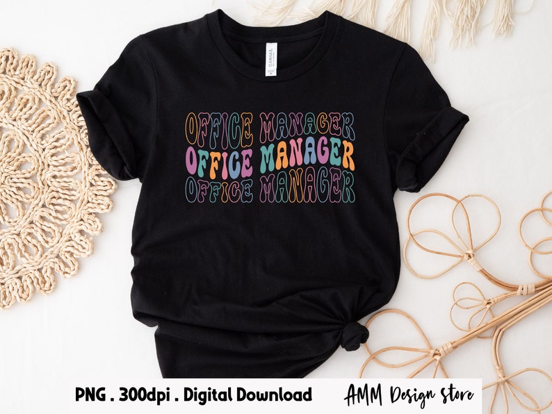 Pode incluir: Camiseta preta com o texto "OFFICE MANAGER" repetido tr&ecirc;s vezes em uma fonte retr&ocirc; e colorida.