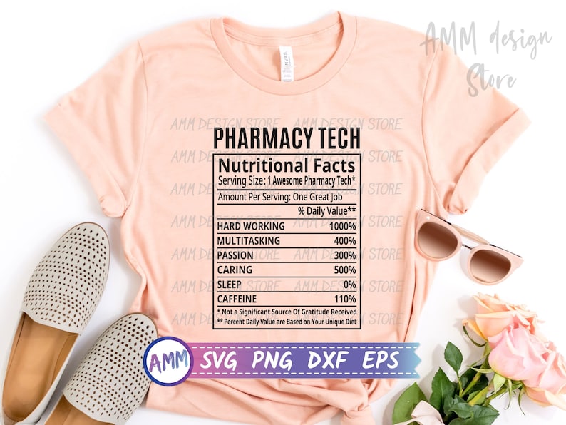 Puede incluir: Camiseta color melocot&oacute;n con un gr&aacute;fico que imita una etiqueta de informaci&oacute;n nutricional. La etiqueta dice "Pharmacy Tech Nutritional Facts" con valores para trabajo duro, multitarea, pasi&oacute;n, cuidado, sue&ntilde;o y cafe&iacute;na. Incluye formatos SVG, PNG, DXF y EPS.
