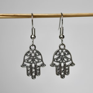 Hand der Fatima Ohrringe Messing silber, Hände Schmuck Anhänger Hamsa Schmuck Verzierungen spiritueller Schmuck zierlicher Glücksbringer Bild 1