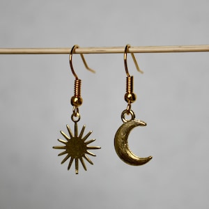 Sonne Mond Ohrringe Gold, Sonne Gold Ohrringe, Ohrringe minimalistisch gold Geschenk persönlich Sonne Mond Schmuck golden