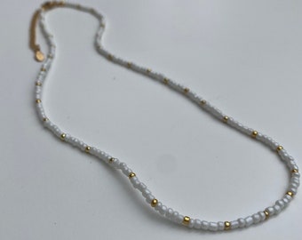 Perlenhalskette mit kleine goldenen und weißen Perlen, weiße Halskette mit goldenen Perlen, Choker Perlenkette weiß