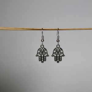 Hand der Fatima Ohrringe Messing silber, Hände Schmuck Anhänger Hamsa Schmuck Verzierungen spiritueller Schmuck zierlicher Glücksbringer Bild 7