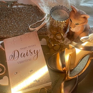 LIVRE Roman d'amour "Daisy Valentine" Broché & Goodies Cartes postales Signets Bookmerch