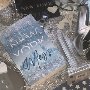 LIVRE Roman d’amour Rockstar « New York Mess » Livre de poche et goodies Cartes postales Signets Bookmerch