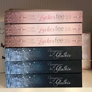 LIVRE Roman d'amour "Navigating in Black Ice" Broché & Goodies Cartes postales Signets Bookmerch