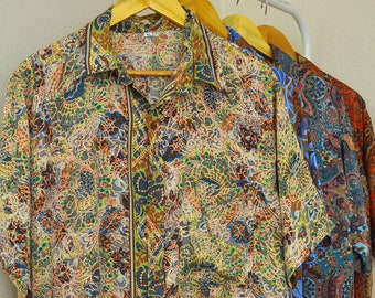 XL shirt in red beige blue green petrol paisley floral Indian silk, short sleeves, coconut buttons.