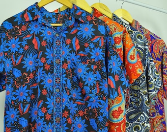 Oranje, rode en blauwe zijden blouse – Psychedelisch bloemenbarok paisley abstract patroon | Kokosnootknopen | Unisex