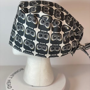 Men’s gray owl scrub cap, unisex owl print scrub hat, surgeon style scrub cap, Bonnet Head Designs
